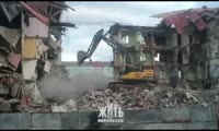 Экскаватор сносит пятиэтажку в Норильске