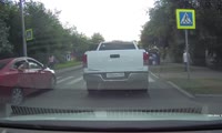 Ребёнка опасно  катают в машине по Красноярску