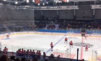 Cборные Российской студенческой хоккейной лиги «СХЛ Восток» и Американской университетской хоккейной лиги ACHA за несколько секунд до начала матча в «Кристалл арене»