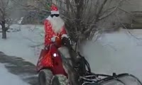 Дед Мороз начал подметать улицы