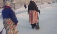 Бабки Ёжки вышли на уборку улиц Красноярска