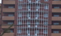 В Студгородке Красноярска на новостройке ветер сдувает остекление балкона