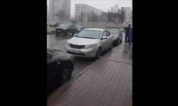 Парковки на тротуарах улицы Киренского в Красноярске