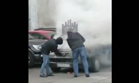 В центре Красноярска вспыхнул микроавтобус