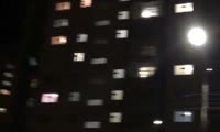 Красноярцы на Лесопарковой устроили хор из окон многоэтажек во время самоизоляции