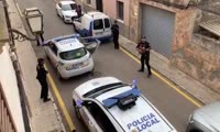 Полицейские поют на улицах
