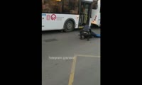 Водитель ударил мужчину, который разбил стеклянную дверь автобуса