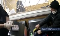 В Красноярском крае транспортные полицейские раскрыли кражу 50 тысяч рублей в пассажирском поезде