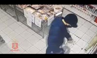 Мужчина похитил из магазина 17 банок красной икры