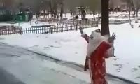 Дед Мороз поздравляет детей с улицы
