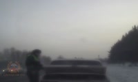 В Красноярском крае сотрудники ГИБДД оказали помощь водителю, замерзающему на трассе