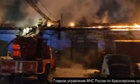 В Красноярске горит производственное здание на улице Монтажников