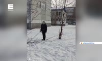В Красноярске задержали подозрительного мужчину, угощавшего детей конфетами