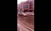 Улицу Шумяцкого затопило талым снегом