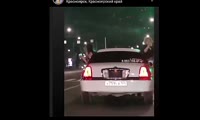 В Красноярске водителя автомобиля Lincoln наказали за танцующих в окнах женщин