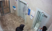 Мужчина избивает женщину в подъезде жилого дома на Лесопарковой, 33