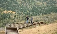 Процесс строительства лестницы на Торгашинском хребте в Красноярске 