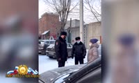 Начальник ГИБДД Красноярска помог автоледи, у которой на морозе сломался автомобиль