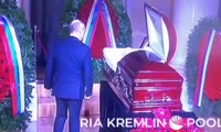 Президент России Владимир Путин прощается с Владимиром Жириновским