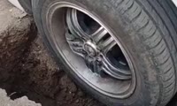 В Красноярске машина провалилась в яму