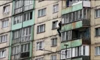 В Норильске неизвестные спустились по балконам жилого дома