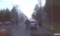 В Зеленогорске автоинспекторы помогли местному жителю справиться с возгоранием его автомобиля