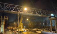 В Красноярске установили пролет пешеходного моста на Семафорной 