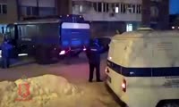 Полицейские продолжают работать на месте происшествия в одном из жилых домов Железногорска