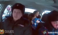 В Красноярске инспекторы ДПС помогли доставить в больницу маленького ребенка, которому требовалась срочная медицинская помощь