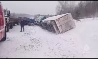 Четыре грузовика столкнулись на трассе под Красноярском