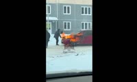 На улице Светлова в Красноярске загорелся автомобиль