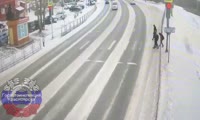 В Красноярске нарушитель на грузовике чуть не сбил подростков