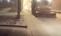 Уборка красноярских дорог во время ночного снегопада