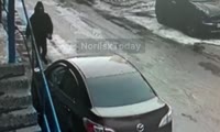 В Норильске мужчина прыгал по крышам легковых автомобилей и попался полиции