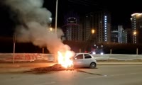 На Авитаторов в Красноярске землей тушат горящий авто