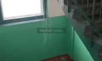 В Норильске вода заливает подъезд многоквартирного дома