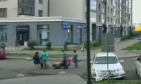 В Красноярске курьер «Самоката» сбил коляску с ребенком на перекрестке