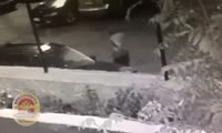 Житель Солнечного куском асфальта бьет машины