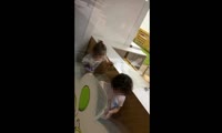 Воспитатель дергает ребенка за волосы