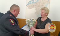 В Красноярске полицейские и общественники поблагодарили супругов, задержавших лжесоцработниц 