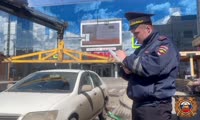 Сотрудники ГИБДД контролируют соблюдение правил остановки и стоянки автомобилей в Красноярске 