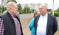 Логинов общается с дорожниками на Копылова