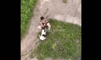 Житель Шарыпова избивает свою собаку