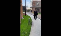 В Красноярске охранник запрещал видеосъемку и угрожал разбить телефон женщине с ребенком