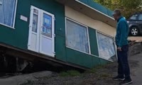 В Советском районе Красноярска из-за обрушения склона павильон повис в воздухе