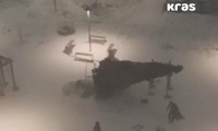 Сильный ветер повалил новогоднюю ёлку в красноярском микрорайоне Преображенский