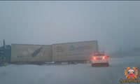  Назаровские инспекторы ДПС помогли водителю фуры с живым грузом выбраться из снежного плена