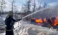 В Норильске тушат пожар в нежилом строении
