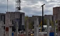 В школе на улице Елены Стасовой начали монтировать каркас здания