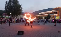 Стоит выйти на улицу — и ты уже свидетель настоящего шоу
